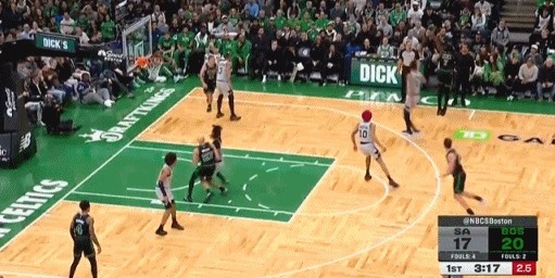 瞄准镜还是高点好用！杰伦·布朗撤步迎着文班亚马超远三分再中