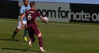 8868体育-【英超】托雷斯扳平 曼城补时遭绝杀负10人利兹联