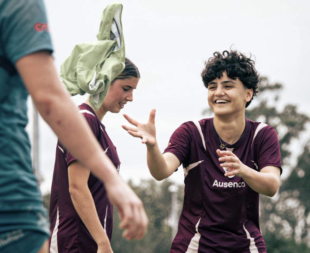 8868体育官网入口-拒绝回国！伊朗女足2名逃离队员露面：露大腿脱头巾训练 笑容满面