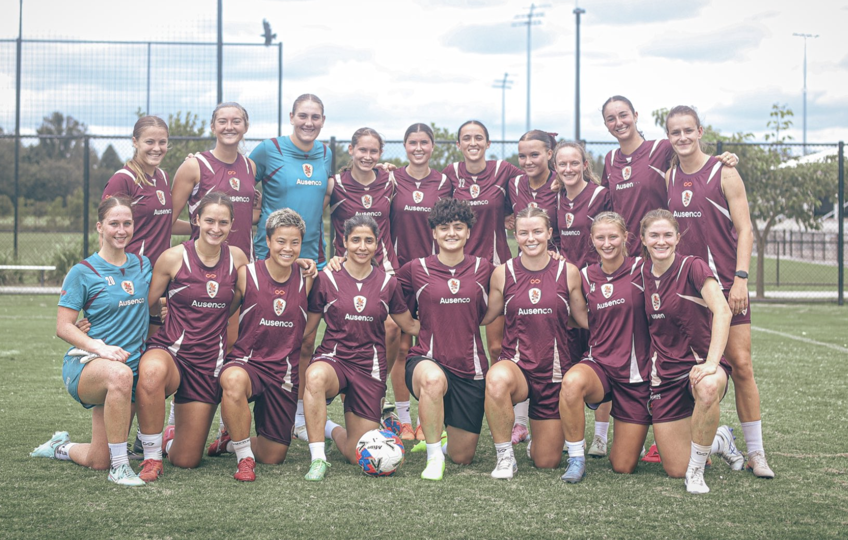 8868体育官网入口-拒绝回国！伊朗女足2名逃离队员露面：露大腿脱头巾训练 笑容满面