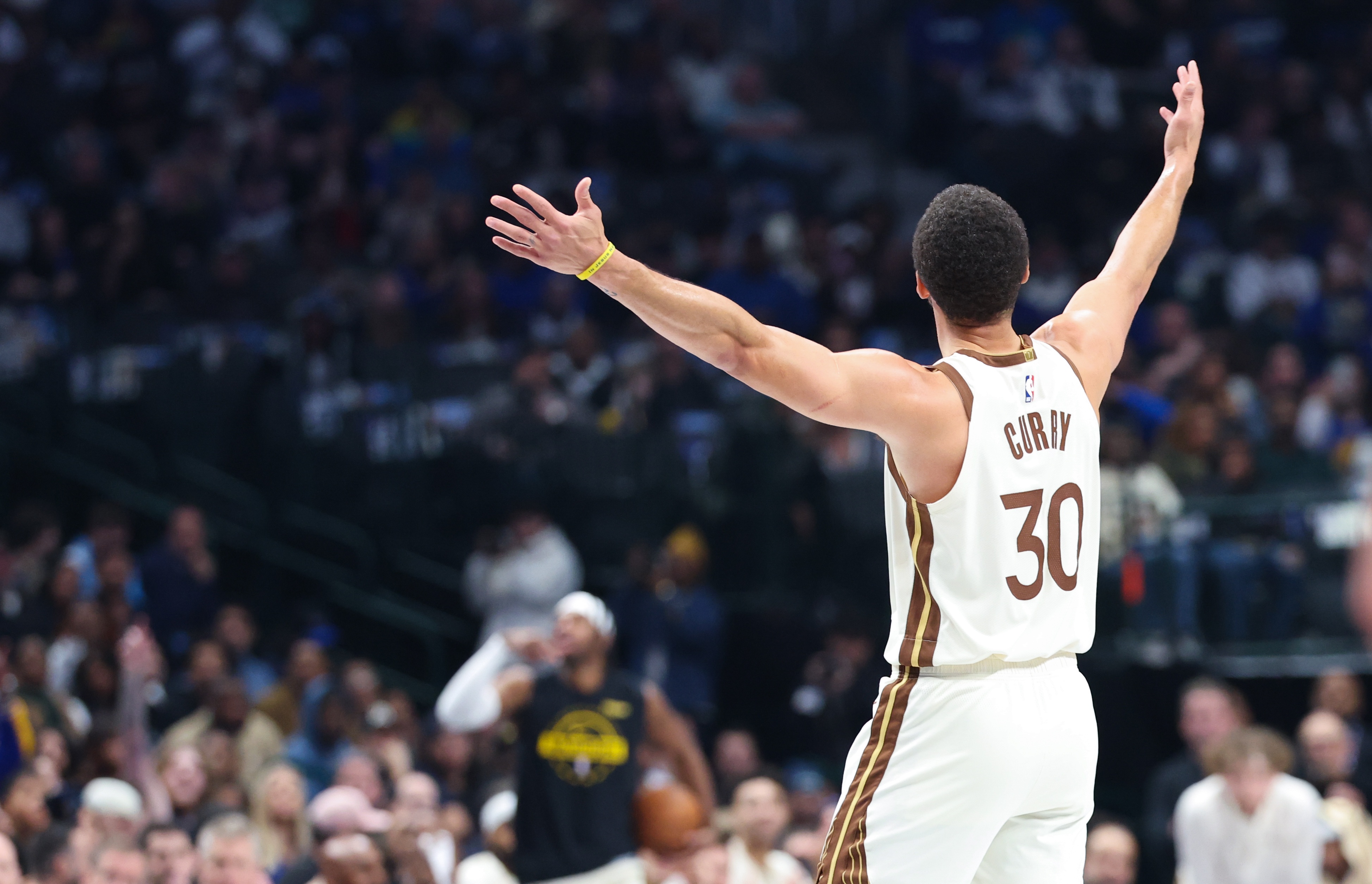 8868-库里复出毫无益处！勇士图啥？为首轮游而毁掉抢字母哥的底牌？