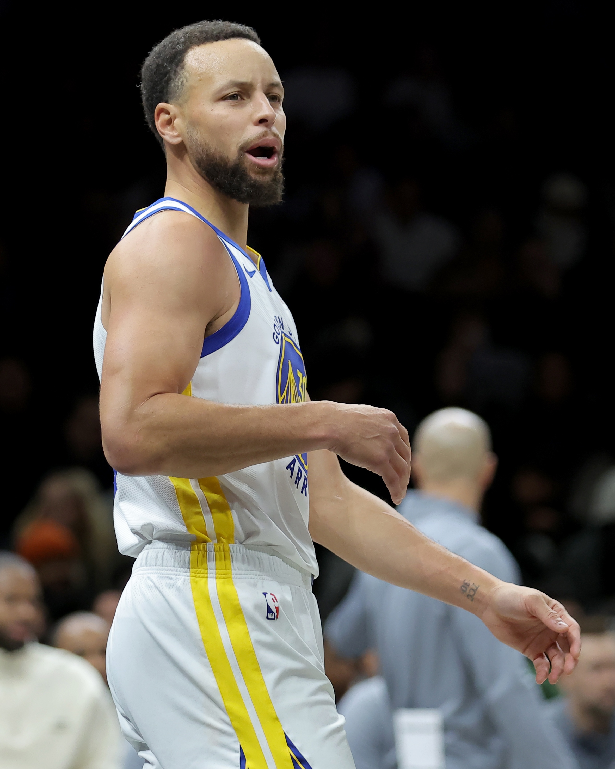 8868-库里复出毫无益处！勇士图啥？为首轮游而毁掉抢字母哥的底牌？